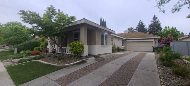 Building Photo - Beautiful 3 Bedroom 2 Bathroom Home in Des...