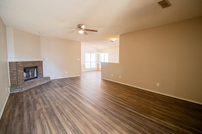 Building Photo - Updated House Located West of Loop 289 & Nearby Take Out!