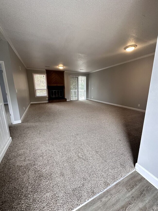 Foto del edificio - Coming Soon.....Large 2 Bedroom 2 Bath Condo in the Forest Oaks Community!!