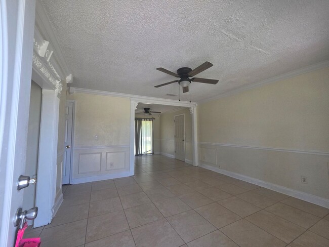 Building Photo - 3 bedroom 2 Bath Single Family Home