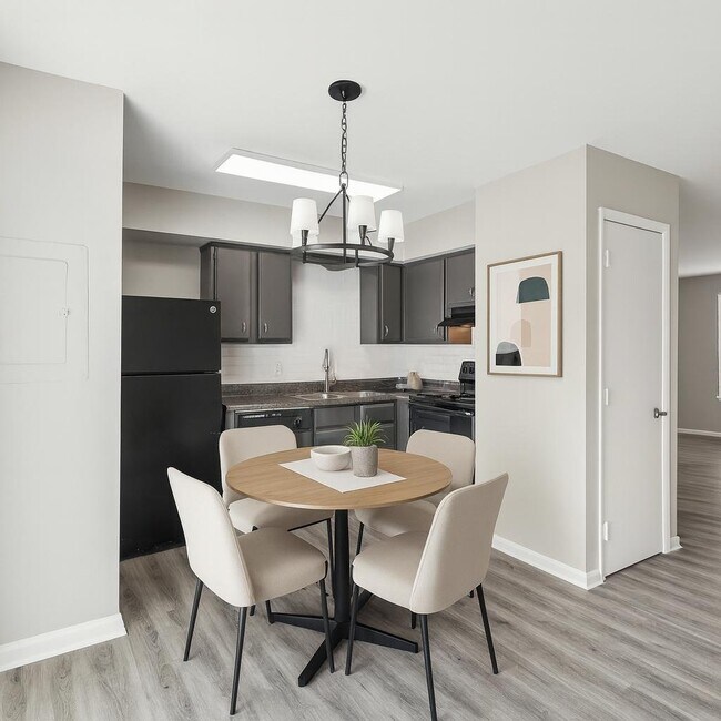 Foto del edificio - 400 Adamwood Dr