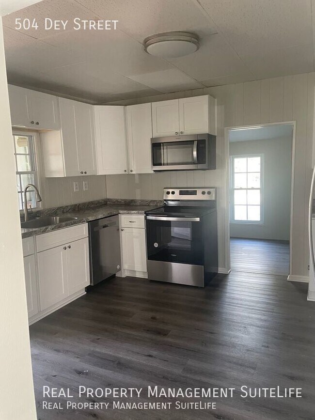 Building Photo - Classic Southern Charm in the Heart of Pam...