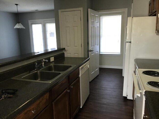 Building Photo - 3 bedroom 2.5 bath home!