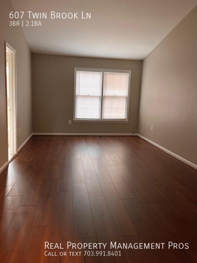 Foto del edificio - 607 Twin Brook Ln