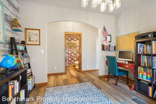 Building Photo - 5 br, 2.5 bath House - 3340 N. Belmont Road