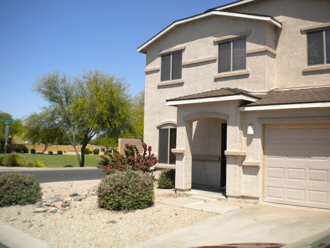 Building Photo - 2334 E Meadow Land Dr