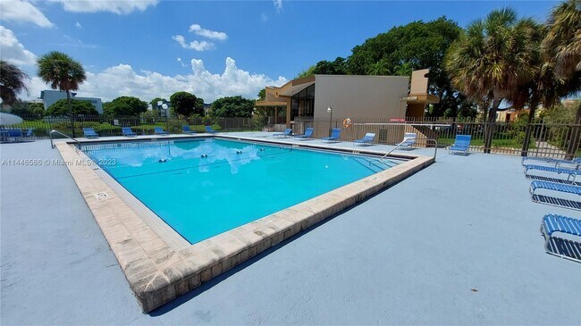 Building Photo - 8895 Fontainebleau Blvd