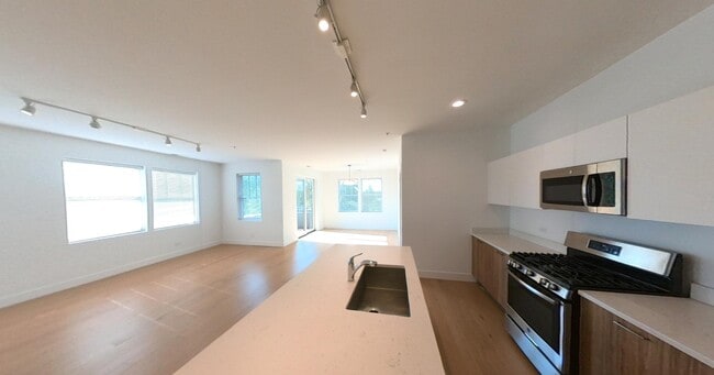 Building Photo - 1121 Greenleaf Ave