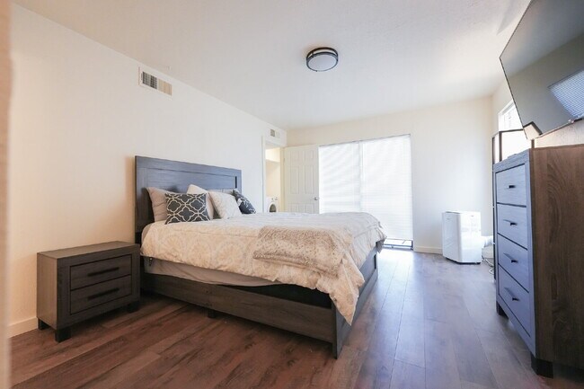 Foto del edificio - Furnished Master Bedroom 3 with Patio Access — Shared Executive Home