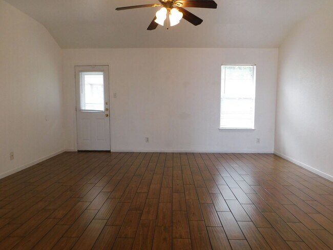 Foto del edificio - Available NOW!!!! This charming 1 story, 3...