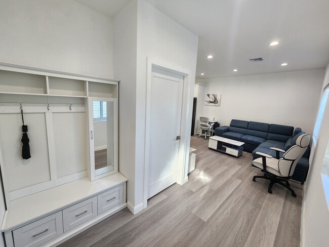 Foto del edificio - 10742 Gerald Ave