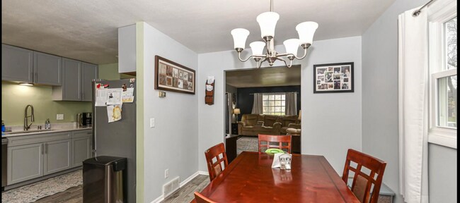 Dining Room - 200 N Moreland Blvd