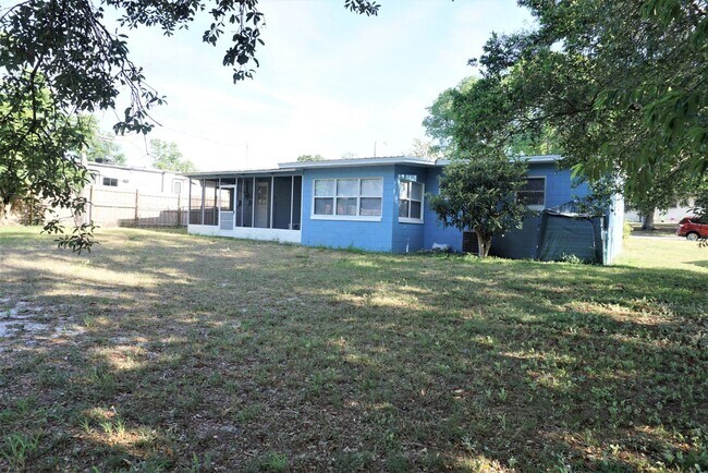 Foto del edificio - Modest 3 Br/1.5 Bath in Established Neighborhood