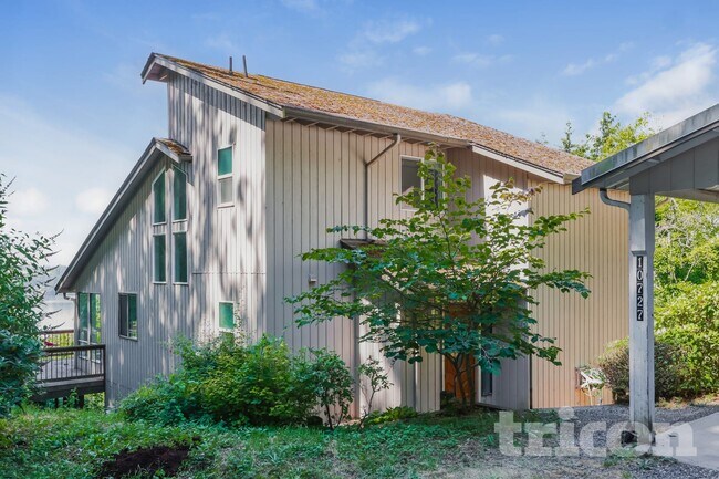 Building Photo - 10727 Lake View Dr
