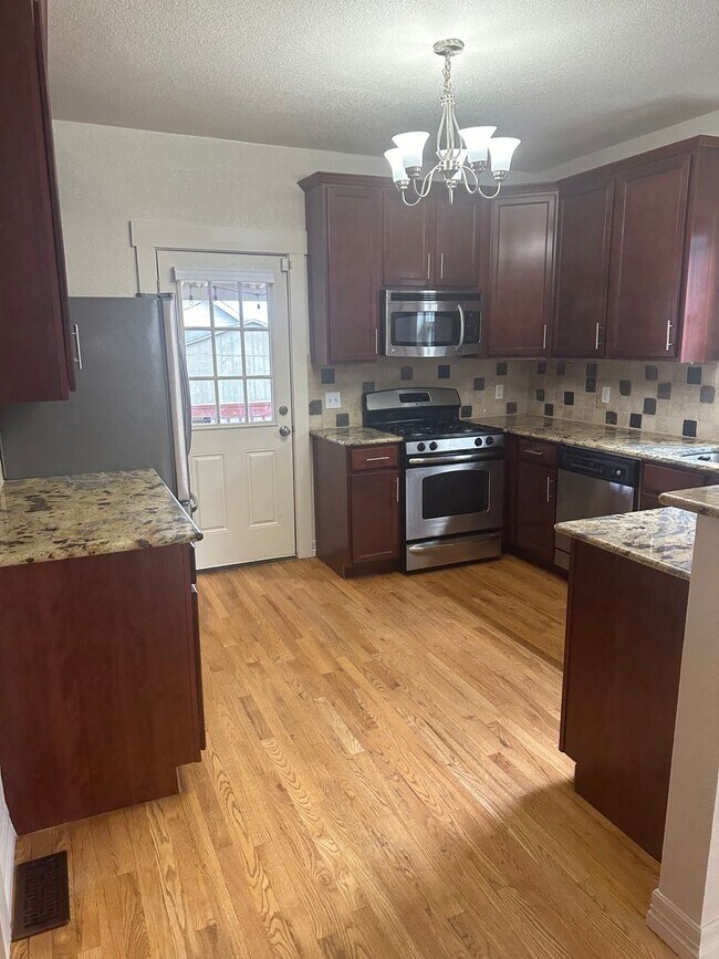Building Photo - Beautiful 2 bedroom in prime location