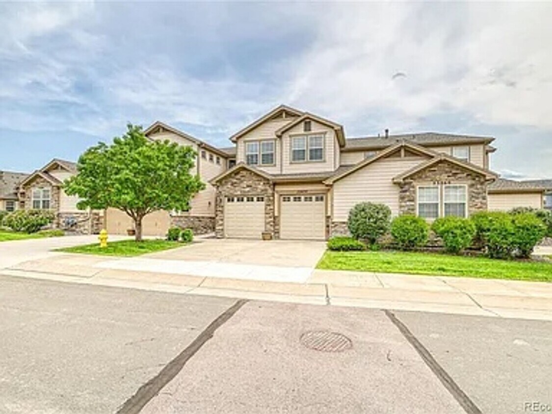 Foto principal - 23070 York Ave