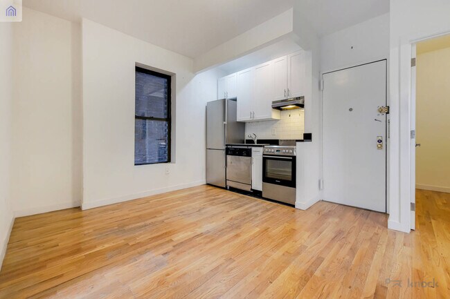 Building Photo - 220 E 85th St