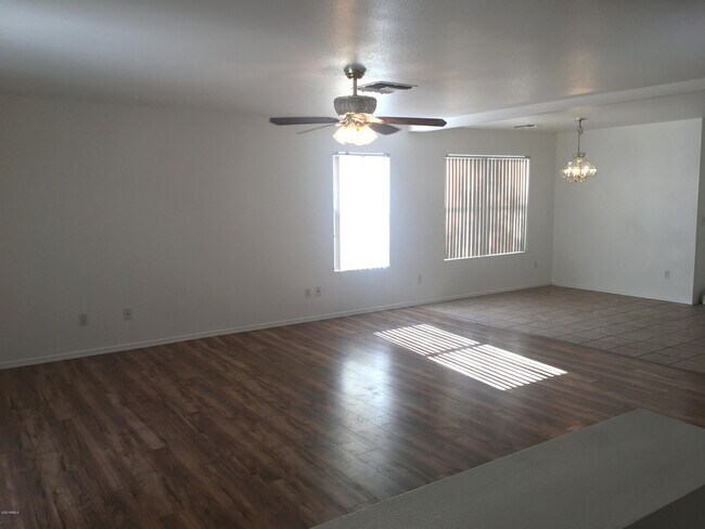 Building Photo - 2407 E Peach Tree Dr