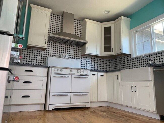 Building Photo - 134 Hollywood Ave