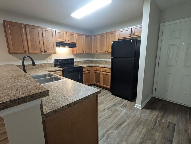 Building Photo - EXTEND THE SAVINGS ON THIS 15mo LEASE!! GR...
