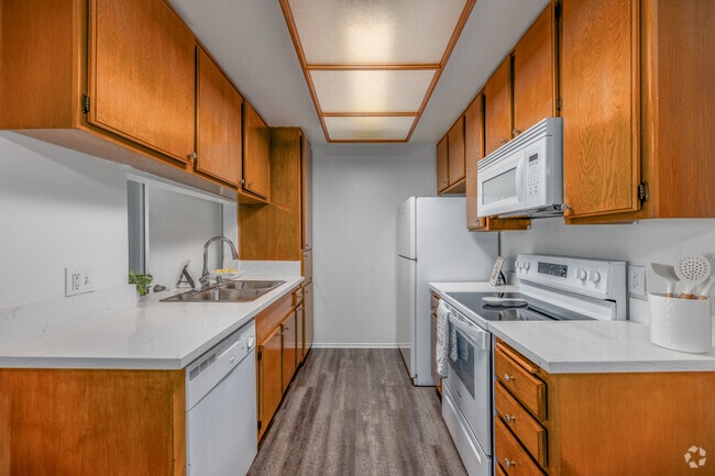 1BR, 1BA - 642SF - Kitchen - Las Flores Apartments