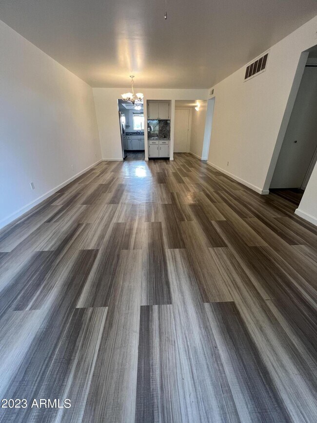Foto del edificio - 4050 E Cactus Rd