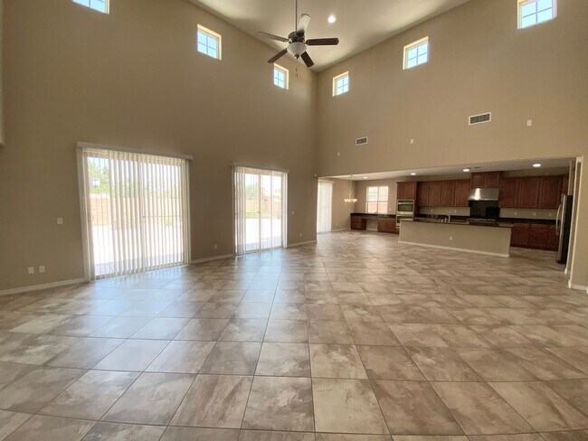 Foto del edificio - 5/BD 3.5/BA Spacious Home in Gated Communi...