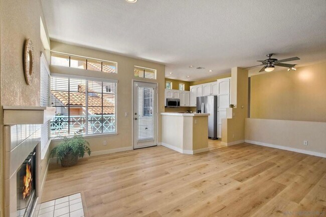 Foto del edificio - Beautiful 2 Bed, 2 Bath Sabre Springs Townhome with 1 Car Garage