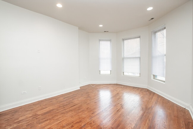 Foto del edificio - 4837 S St Lawrence Ave