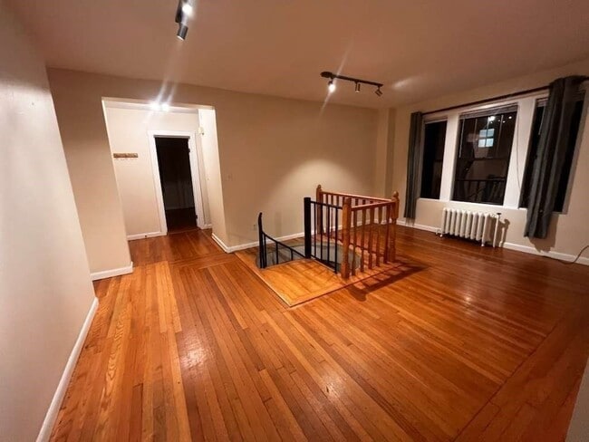 Building Photo - 466 Park Dr