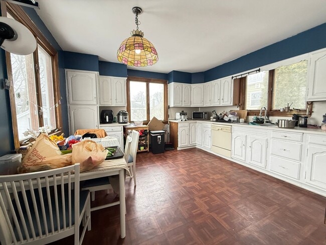 Building Photo - 4bed 1.5 bath in Waltham available on 9/1