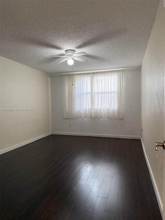 Foto del edificio - 8225 Lake Dr