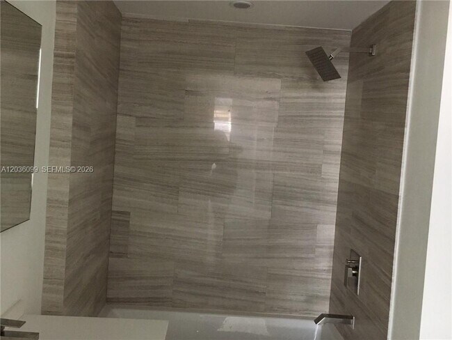 Foto del edificio - 1300 Brickell Bay Dr