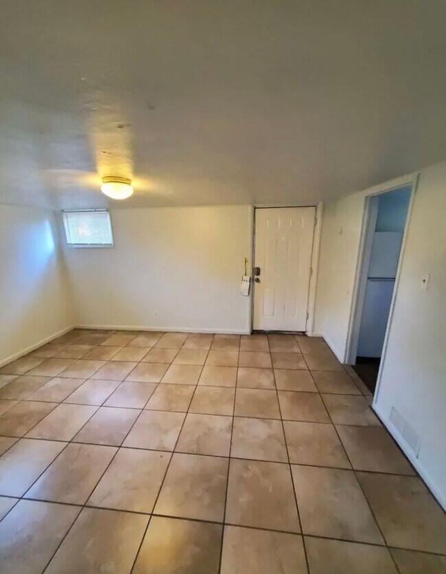 Building Photo - 3 Bedroom/1 Bath Garden Level Duplex for J...