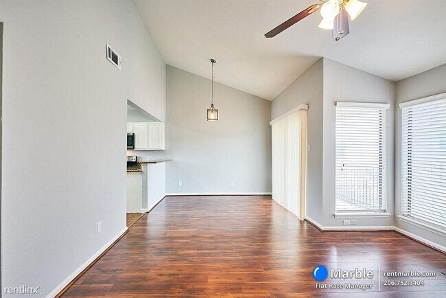 Building Photo - 2 br, 1 bath Condo - 10075 Westpark Dr Apt 17