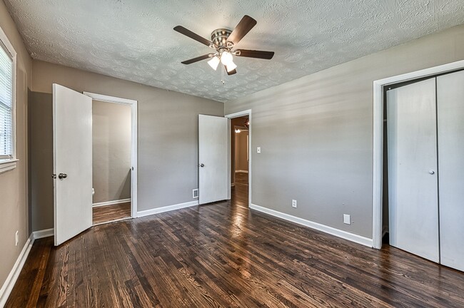 Foto del edificio - 3 bedrooms & 1.5 bath in Decatur!