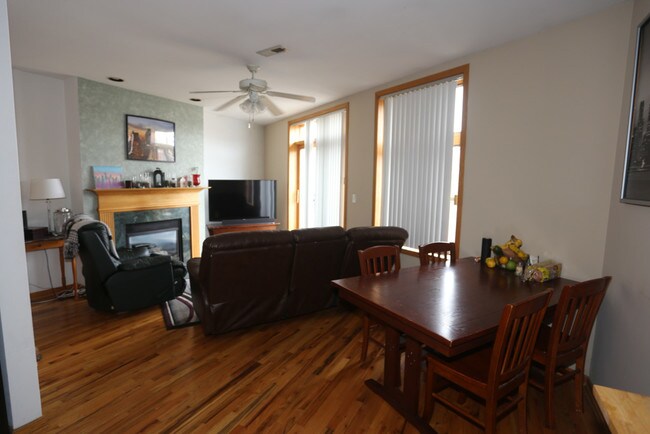 Foto del edificio - 865 W Buckingham Pl