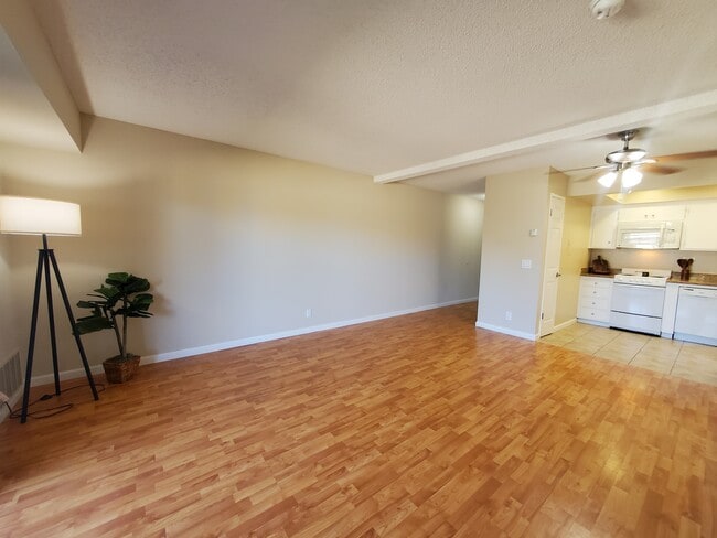 Sala de estar renovada 1BR, 1BA - Fayette Arms Apartments