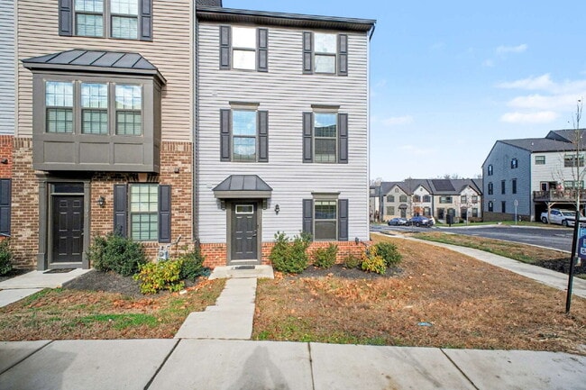 Building Photo - **Special Move-in Offer**  $500 off of the first month's rent.  Exceptional 3-Level Corner Unit T...