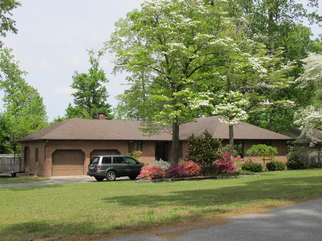 214 Pinewood Dr, Camden, NC 27921 House for Rent in Camden, NC