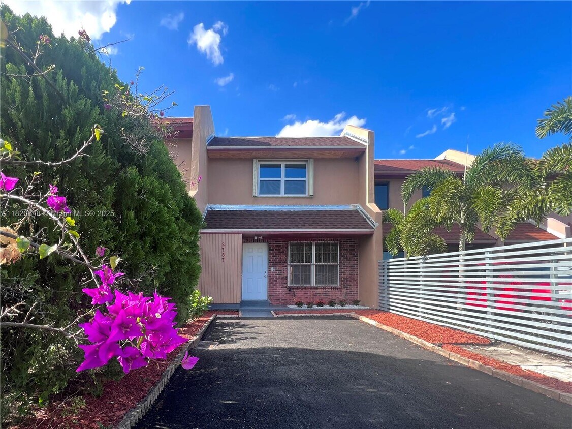 Foto principal - 2787 NW 196th St