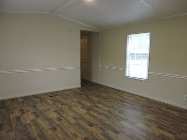 Building Photo - Tidy Mobile Home on Spacious Lot