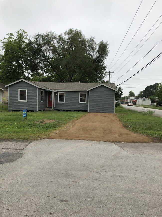 Building Photo - 6817 Anderson St