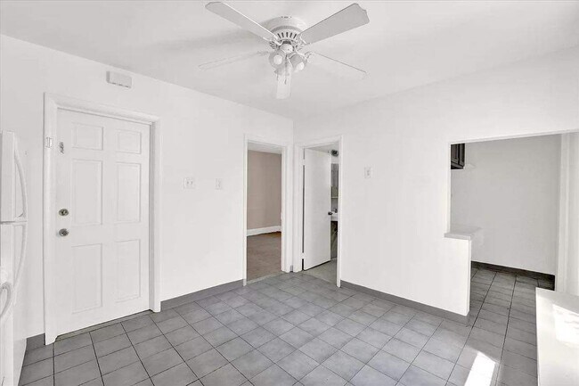 Building Photo - 810 7th St