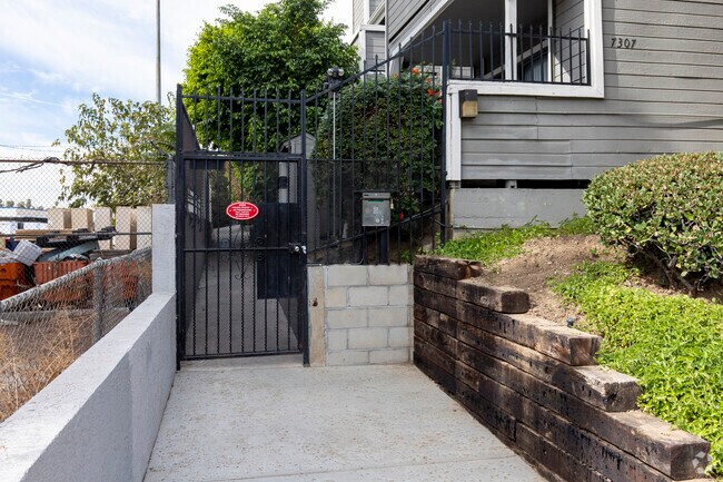 Building Photo - 7307 Haskell Ave