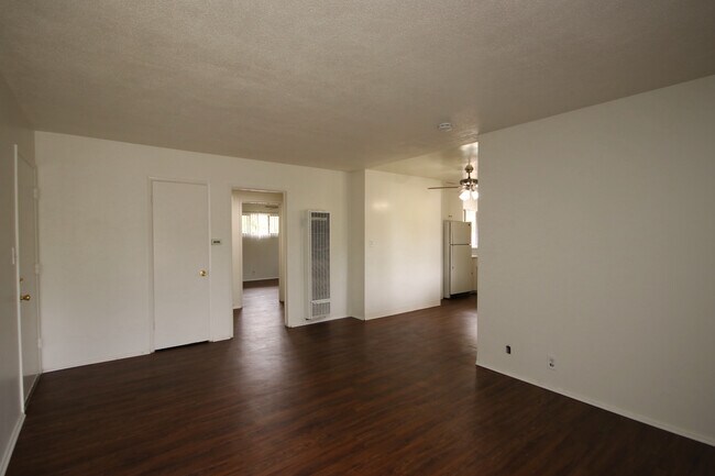 Building Photo - 2035 Huntington Dr