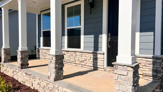 Building Photo - 425 Hawkeye Dr