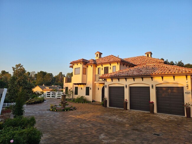 Foto del edificio - Exquisite 5-Bedroom Luxury Pool Home with ...