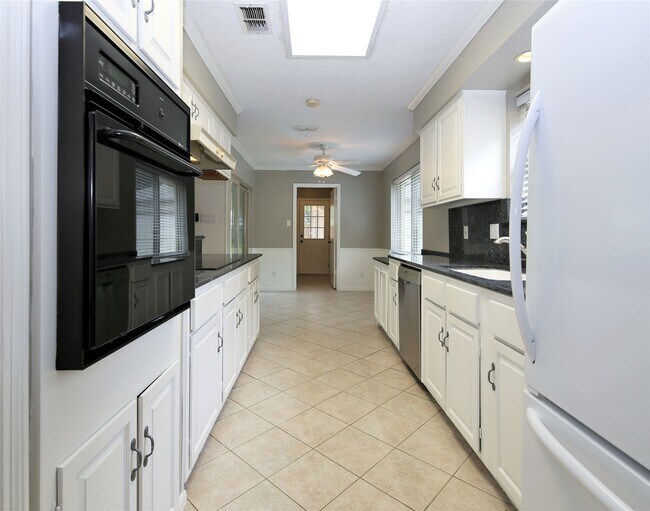 Building Photo - 2315 Eaglerock Dr
