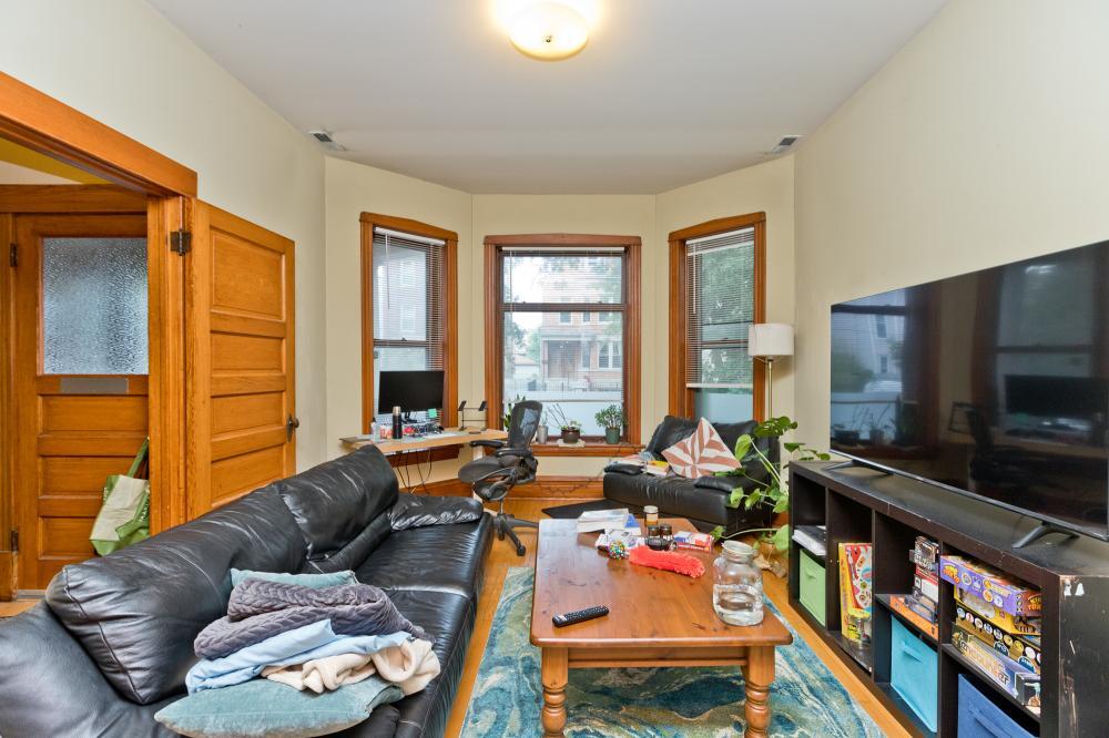 Foto principal - 3 bedroom in Chicago IL 60647